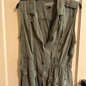 Kenneth Cole Reaction ladies casual olive green vest. 100% tencel L-Xl